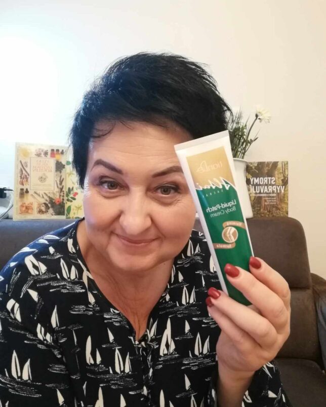tekutá náplast v ruce
